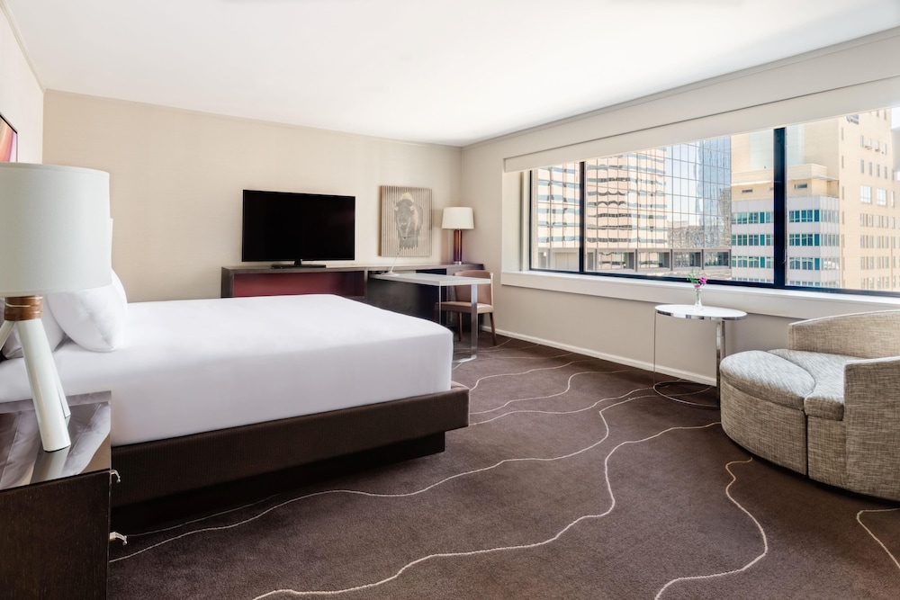 ROOM, KING BED, CORNER