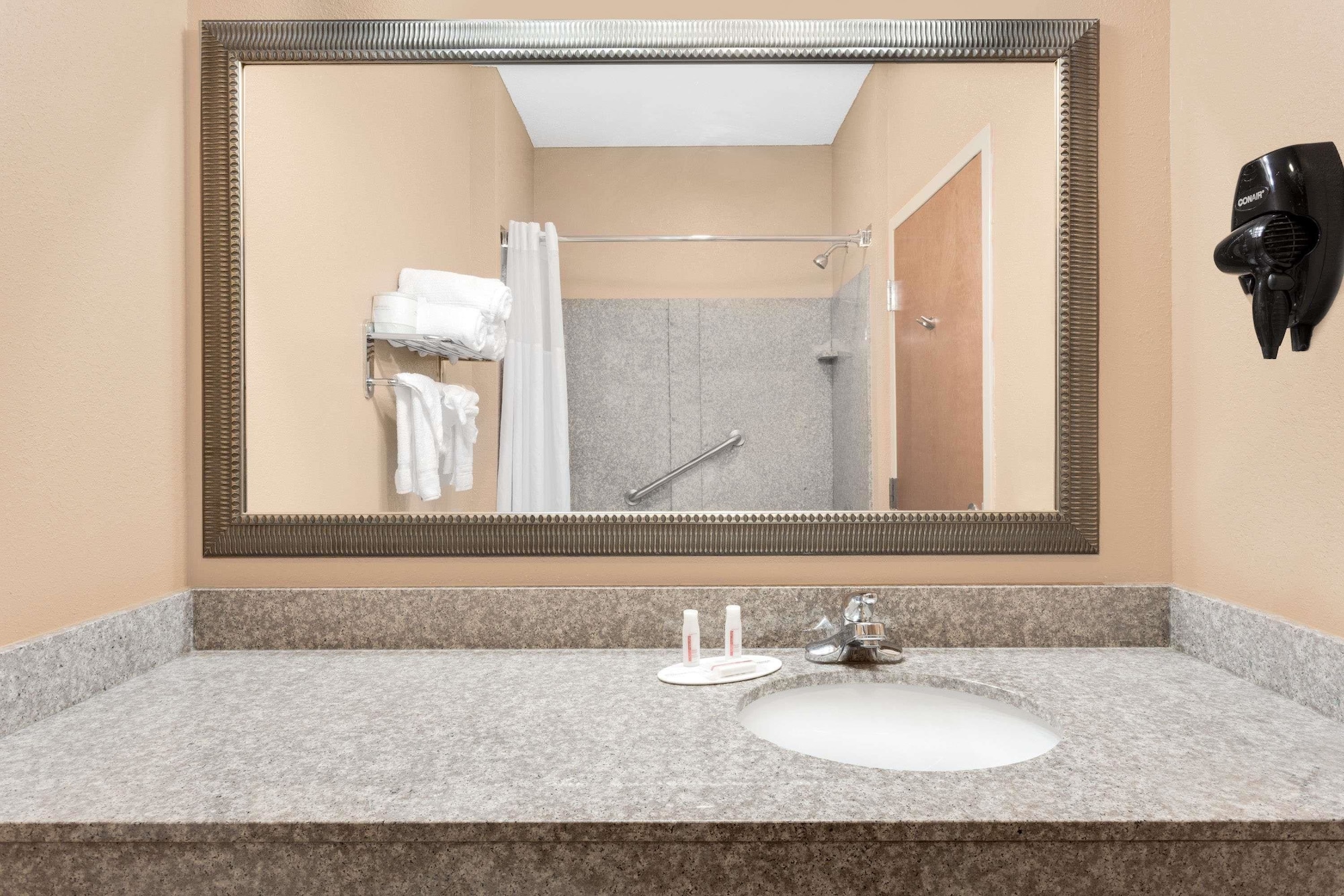SUITE, KING BED, JETTED TUB