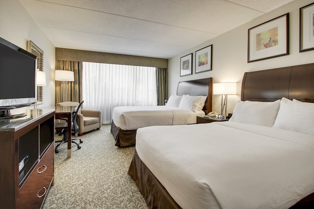 Holiday Inn Westbury-Long Island 17/64