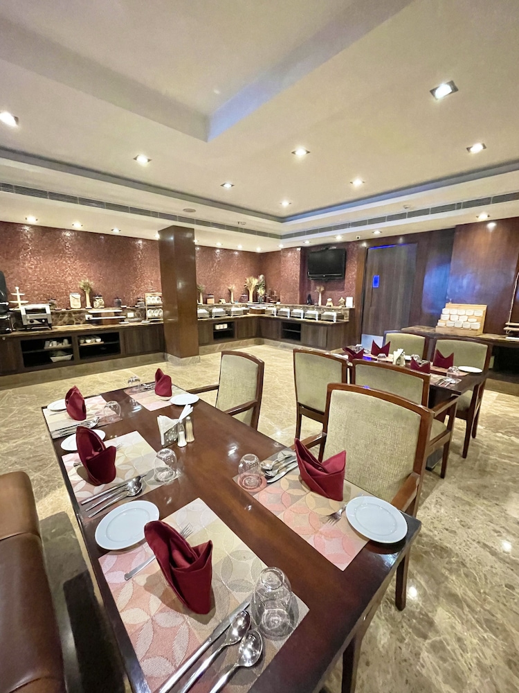 Ramada by Wyndham Jaipur North 58/65