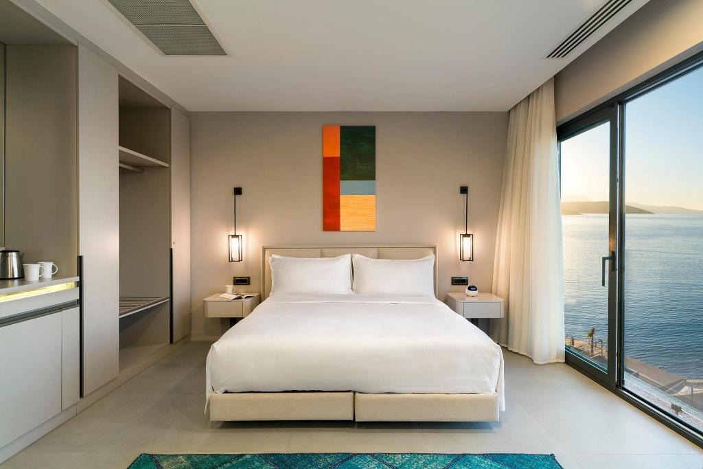 Guest Room, Deluxe, King Bed, Sea View, Balcony