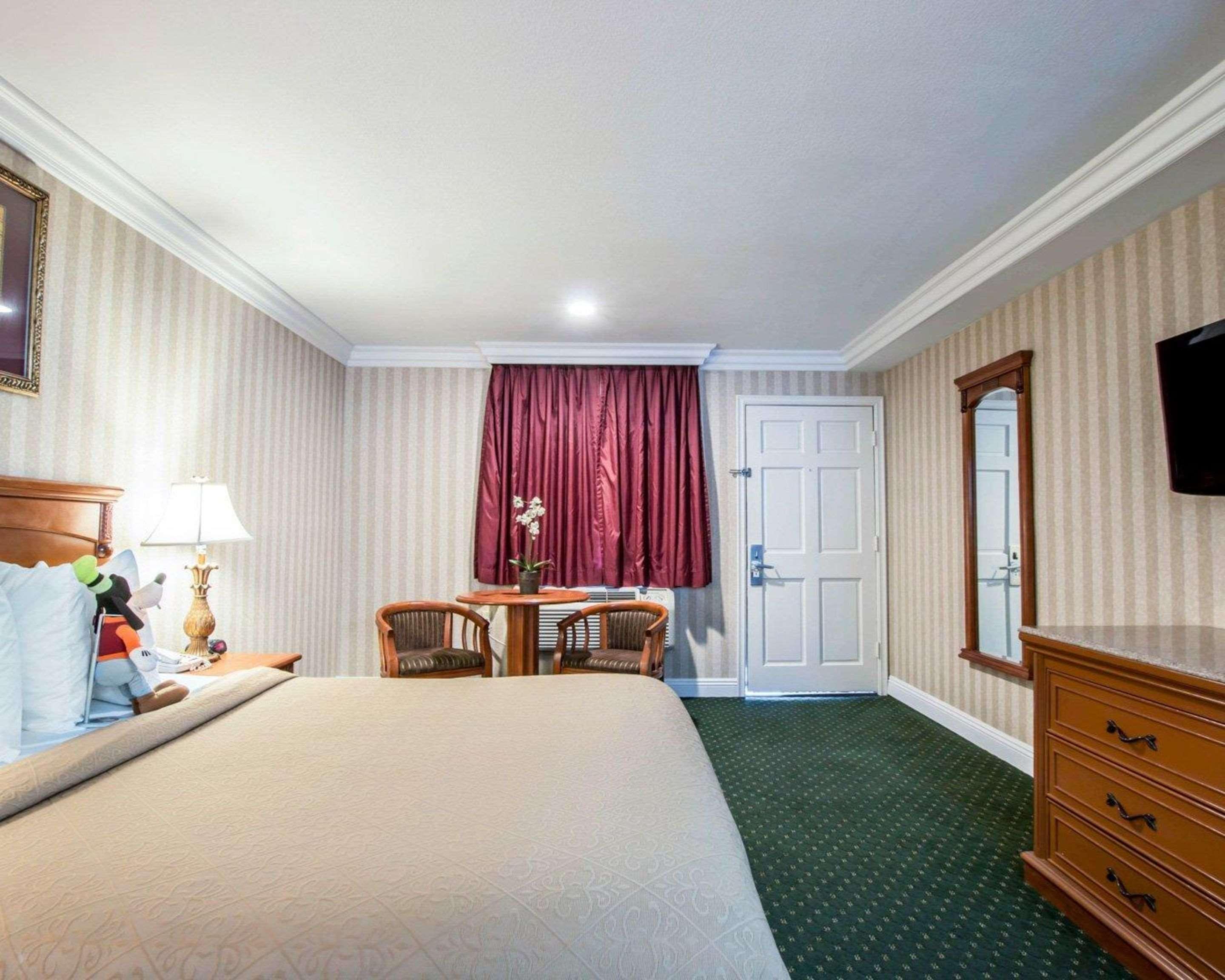 Room, Queen Bed, Quality Inn Suites Anaheim Maingate 3/7
