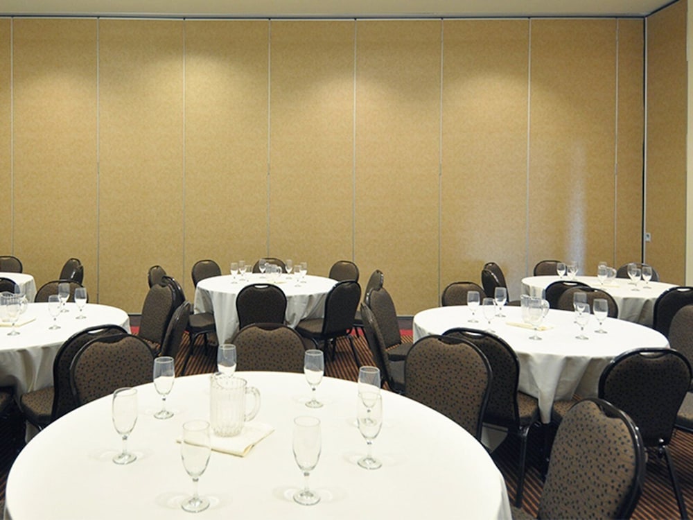 Overton Hotel And Conference Center 61/66