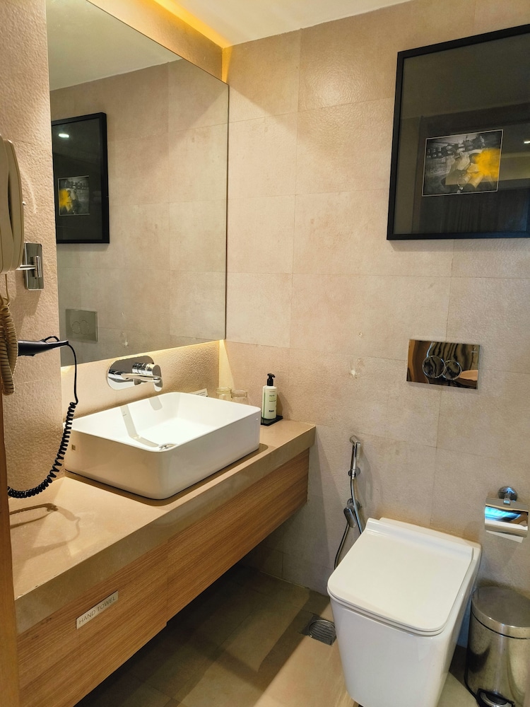 Royal Hometel Suites Dahisar Mumbai 40/43