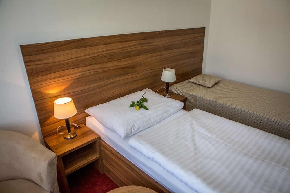 ROOM, SINGLE