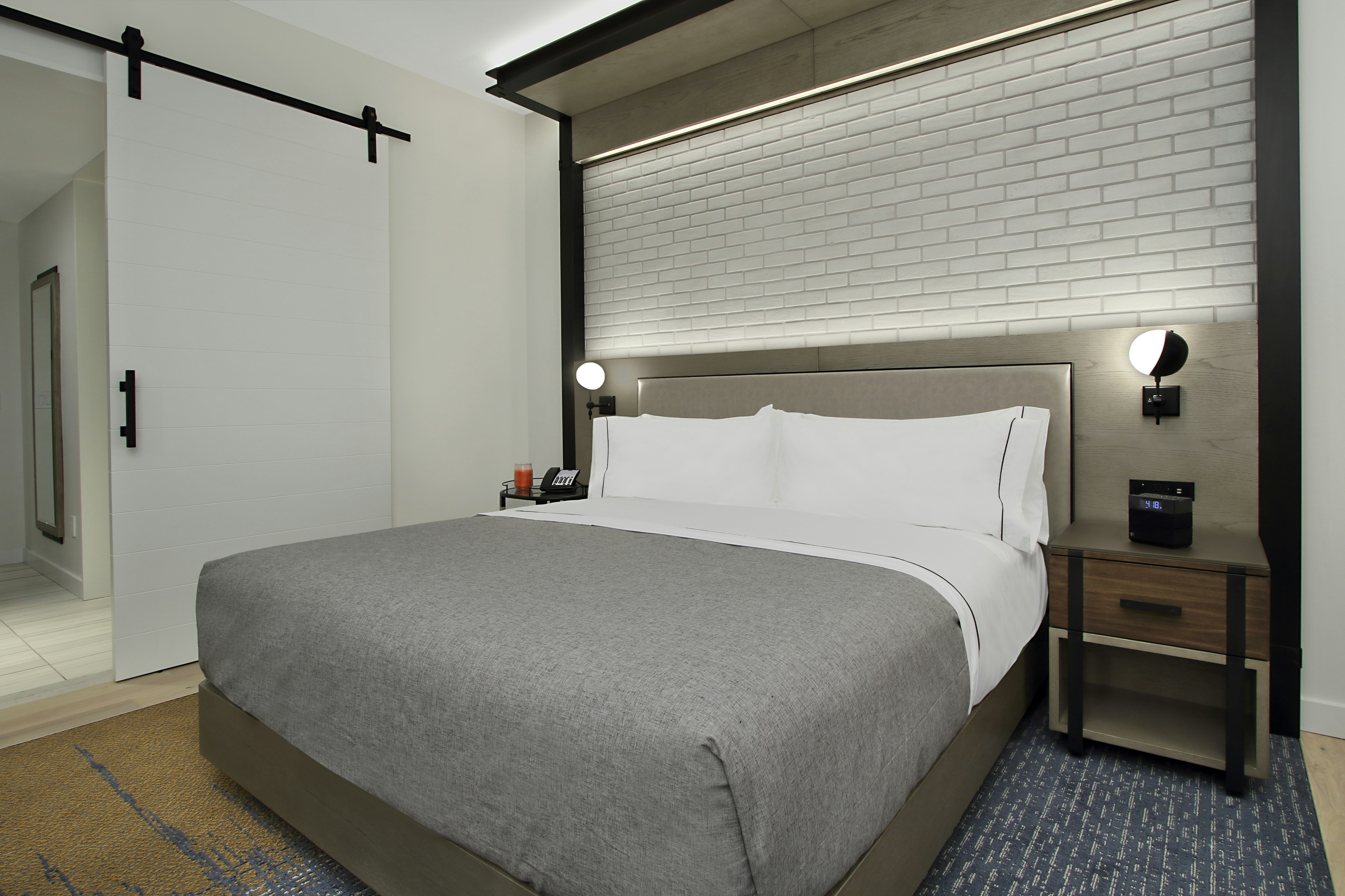 ROOM, KING BED, ACCESSIBLE