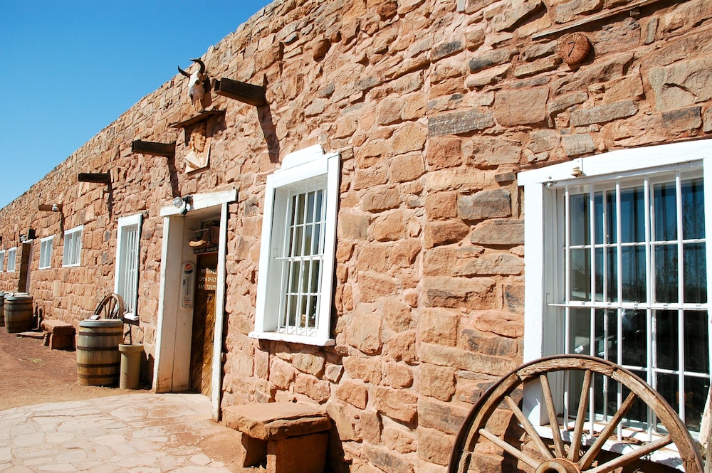 Navajoland Inn 25/27