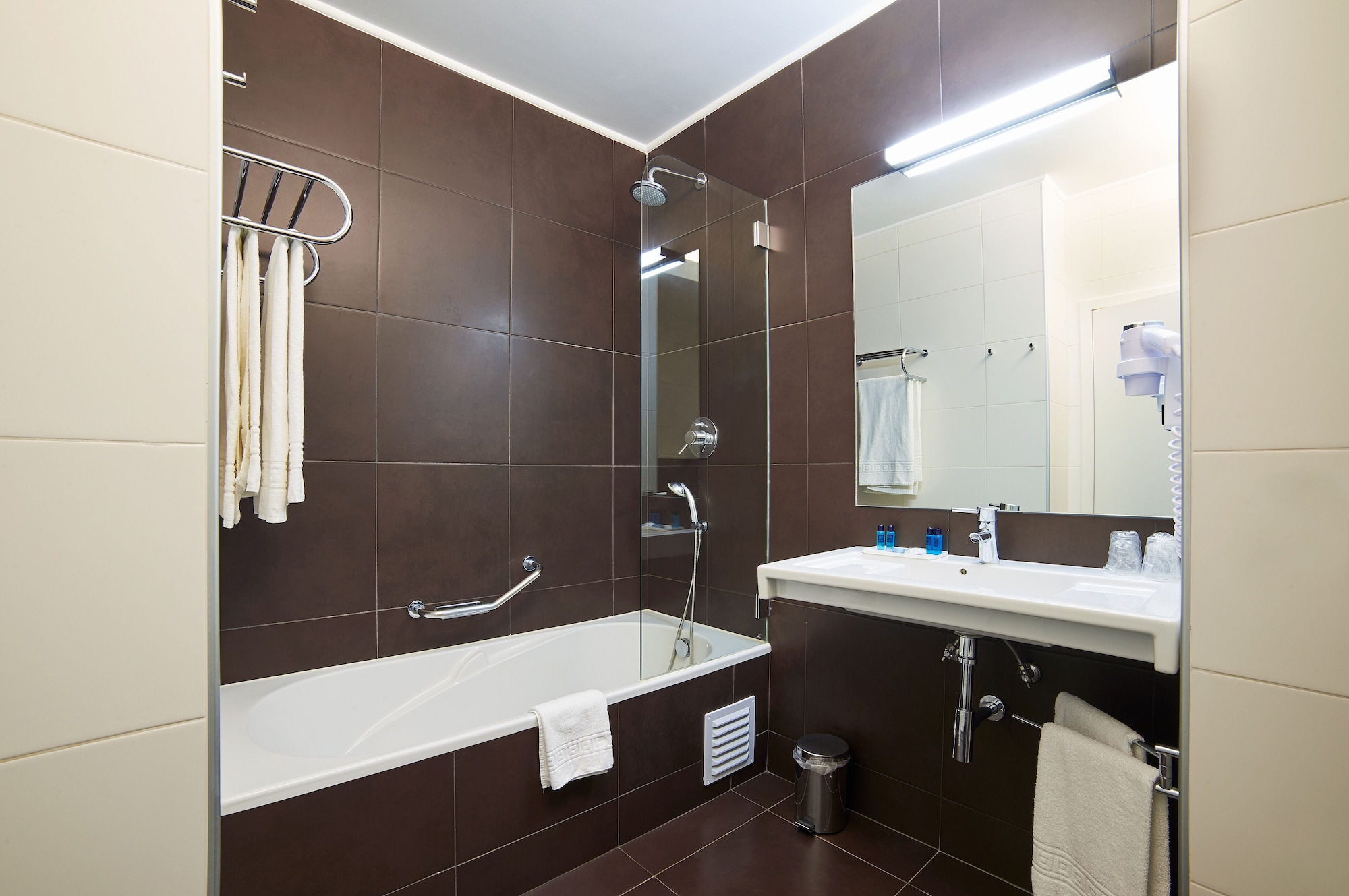 جناح بريميوم بسريرين منفصلين بإطلالة على المسبح مع أريكة، RR Alvor Baia Resort 3/3