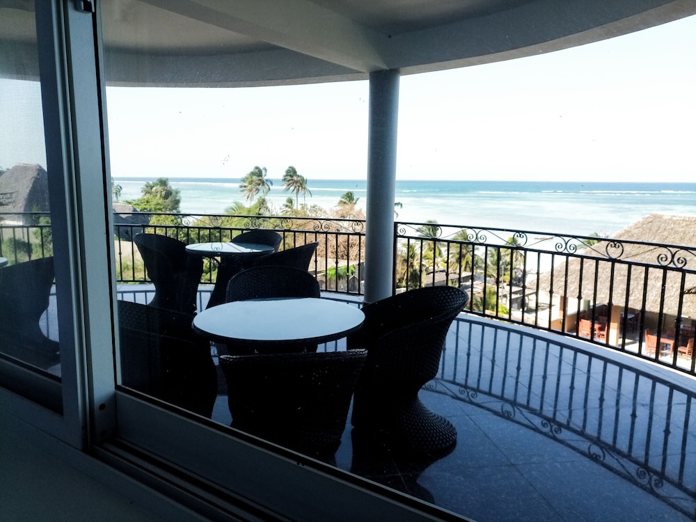 Sea Crest Hotel 61/70