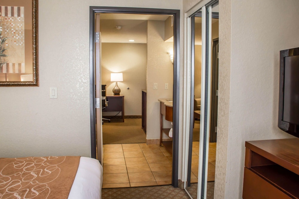 Comfort Suites San Antonio SeaWorld - Lackland AFB 14/39