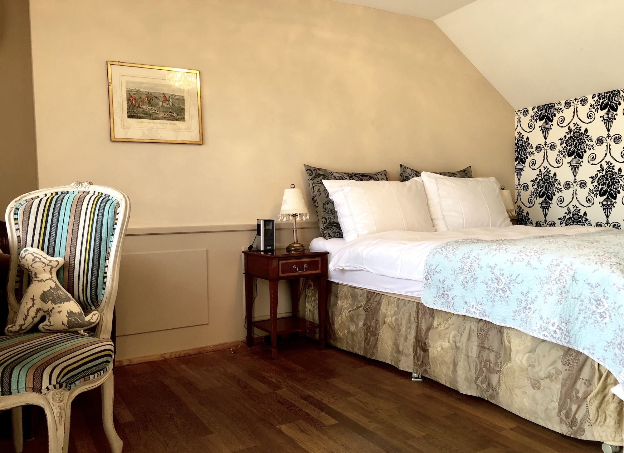 COMFORT, QUEEN BED