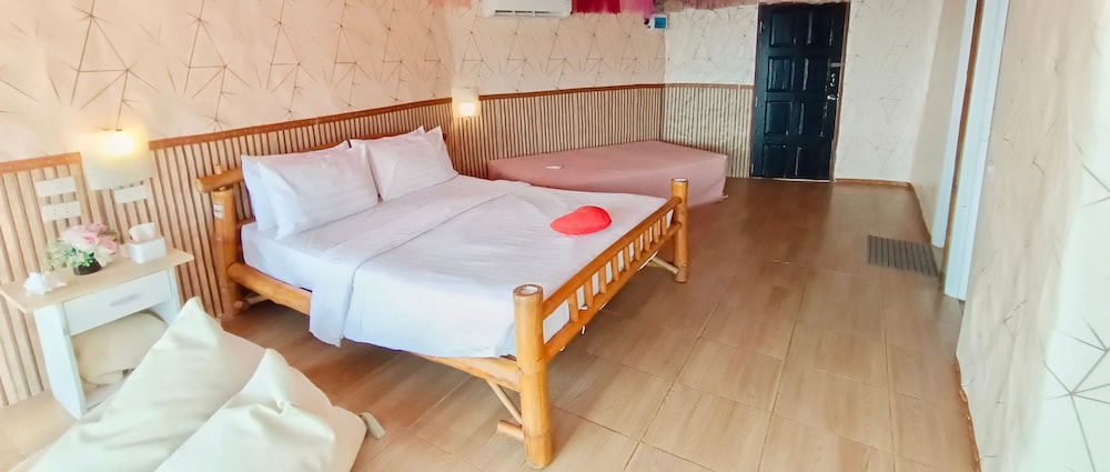Paree Hut Resort Koh Sichang 10/43
