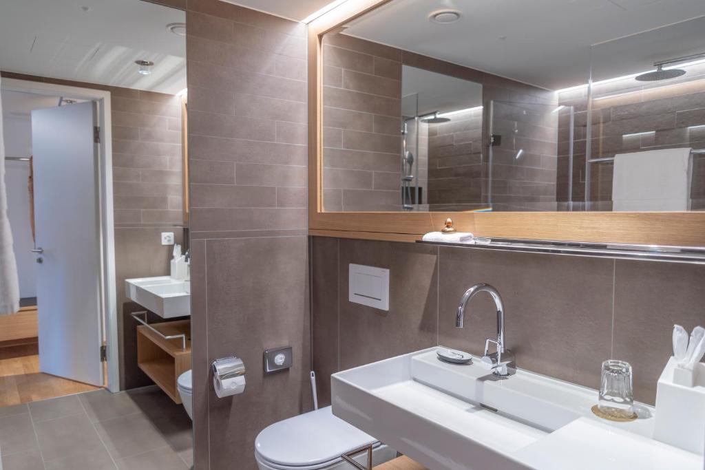 Room, Double Bed, Caspar Swiss Quality Hotel 6/8