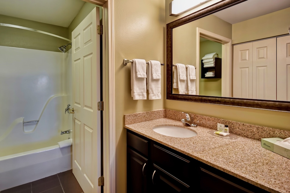Staybridge Suites Madison-East 21/52