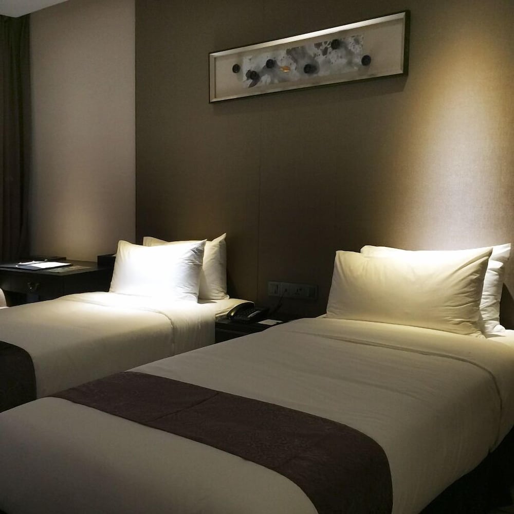 DELUXE ROOM - TWIN