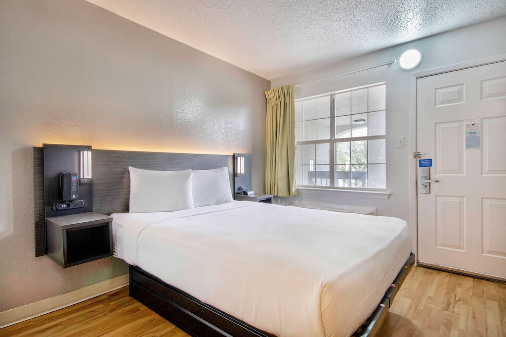 SUITE, QUEEN BED, ACCESSIBLE