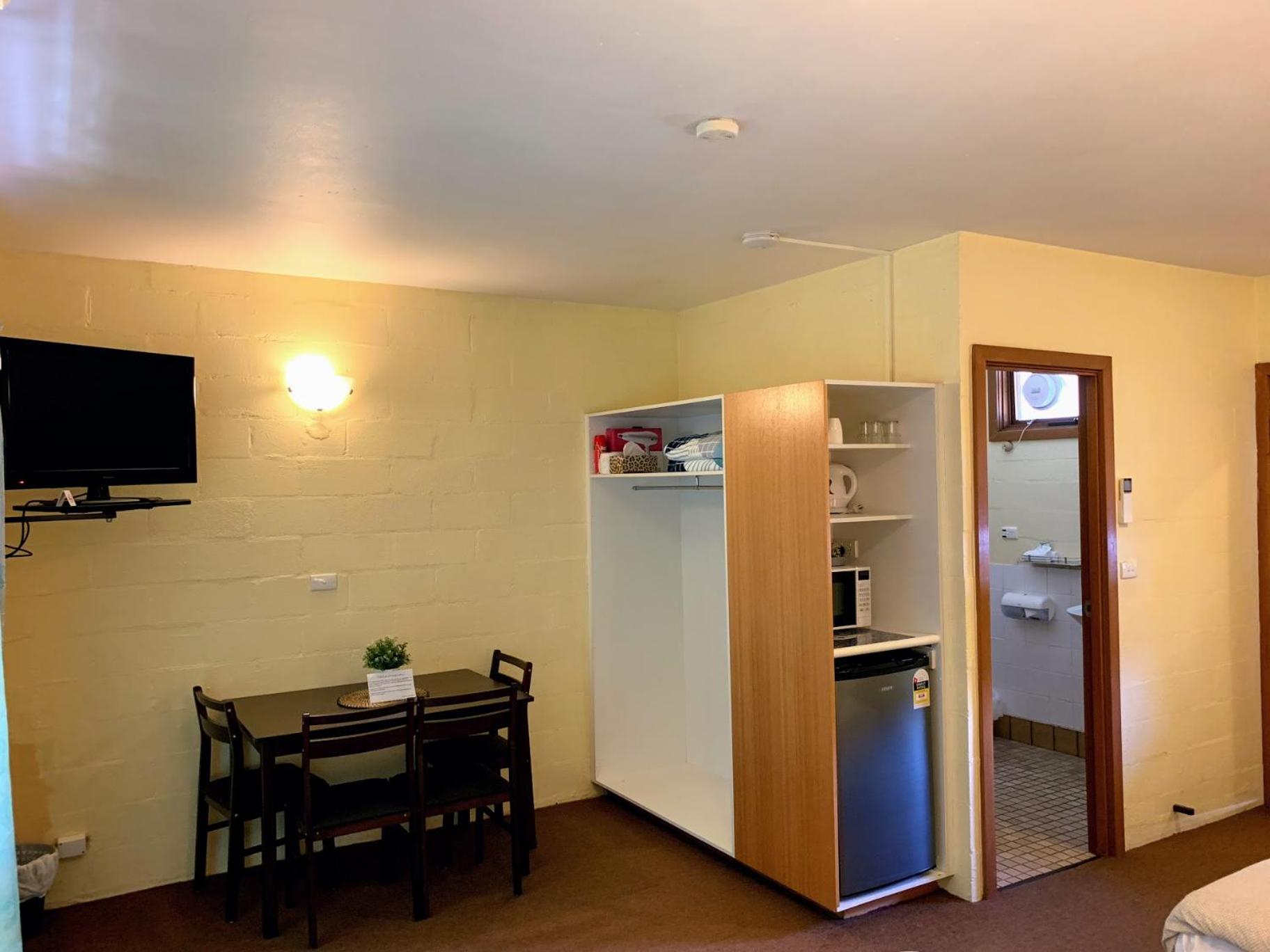 MOUNTAIN CREEK MOTEL 26/50
