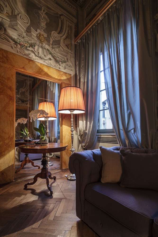 Al Palazzo Del Marchese Di Camugliano 57/76