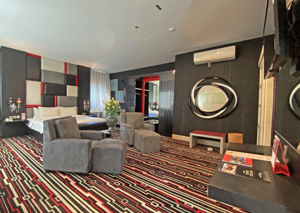 Swiss-Belcourt Makassar 24/36