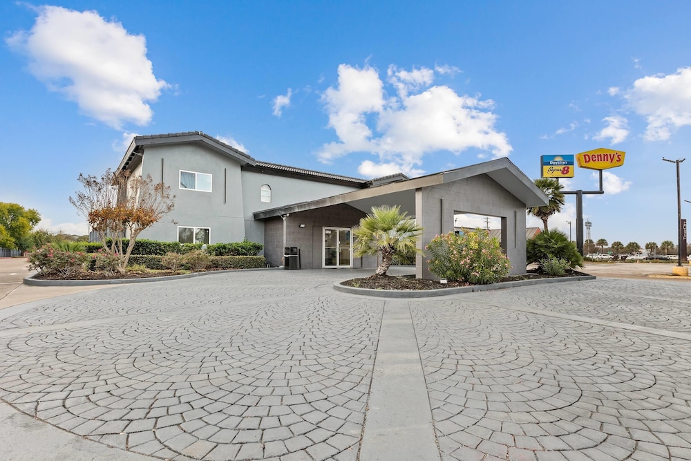 Days Inn & Suites by Wyndham Texas City 43/52