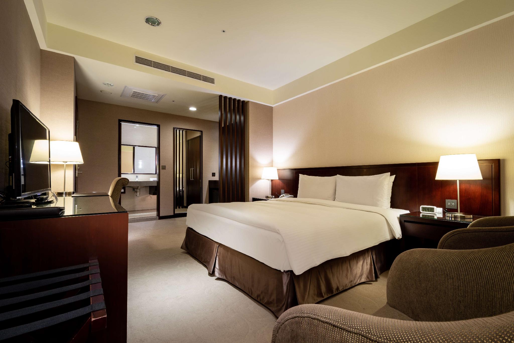 Economy, Queen Bed, No Window