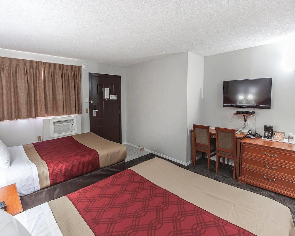 Standard, 1 Single and 2 Queen Beds