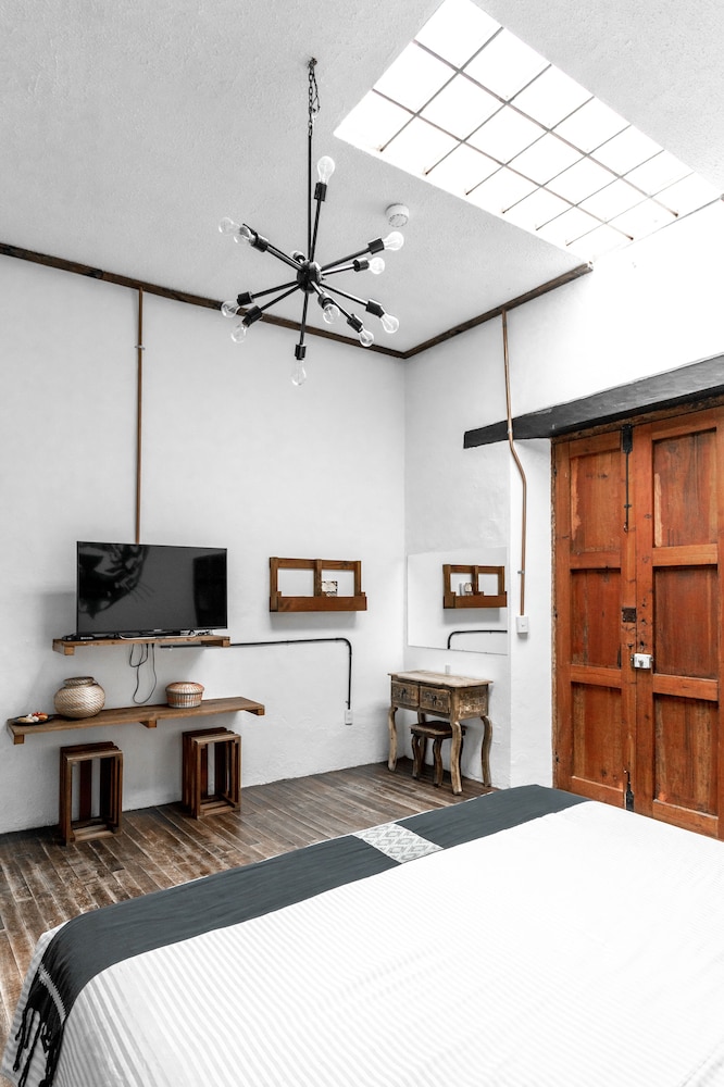 Sereno Art Hotel 66/78