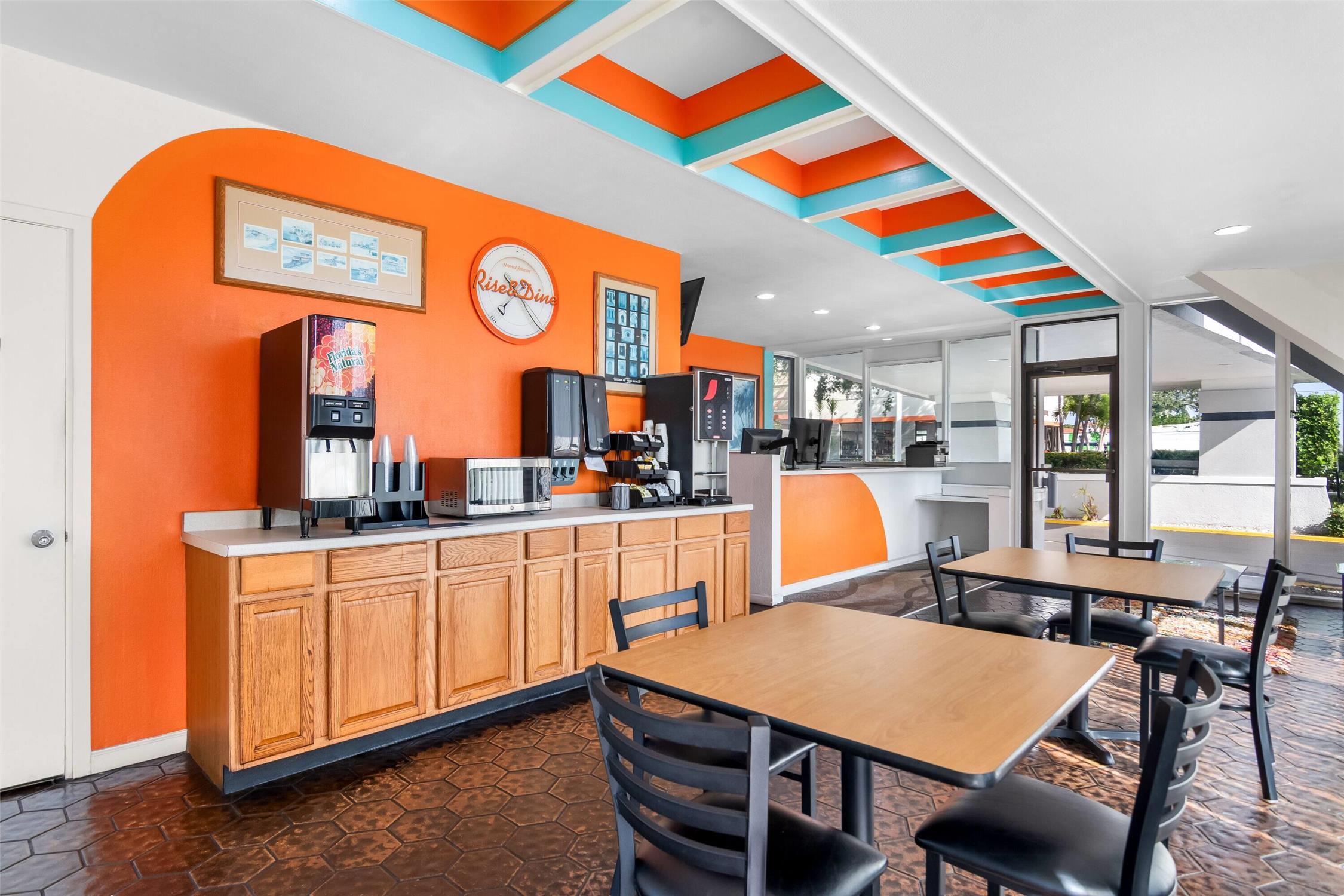 Howard Johnson By Wyndham Vero Beach / Downtown 13/22