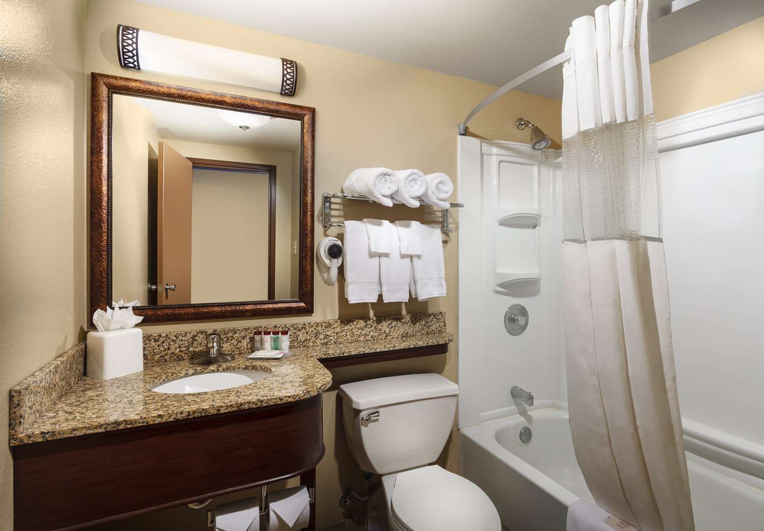 غرفة بسريرين مزدوجين، Roosevelt Grand Dakota, SureStay Collection by Best Western 2/2