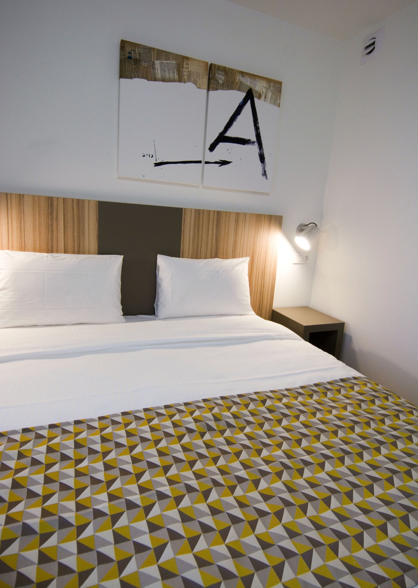 ROOM, DOUBLE BED