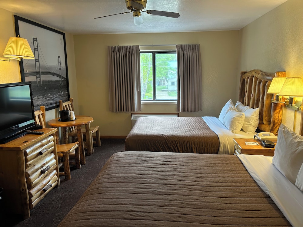 TRADITIONAL, 2 QUEEN BEDS, COURTSIDE