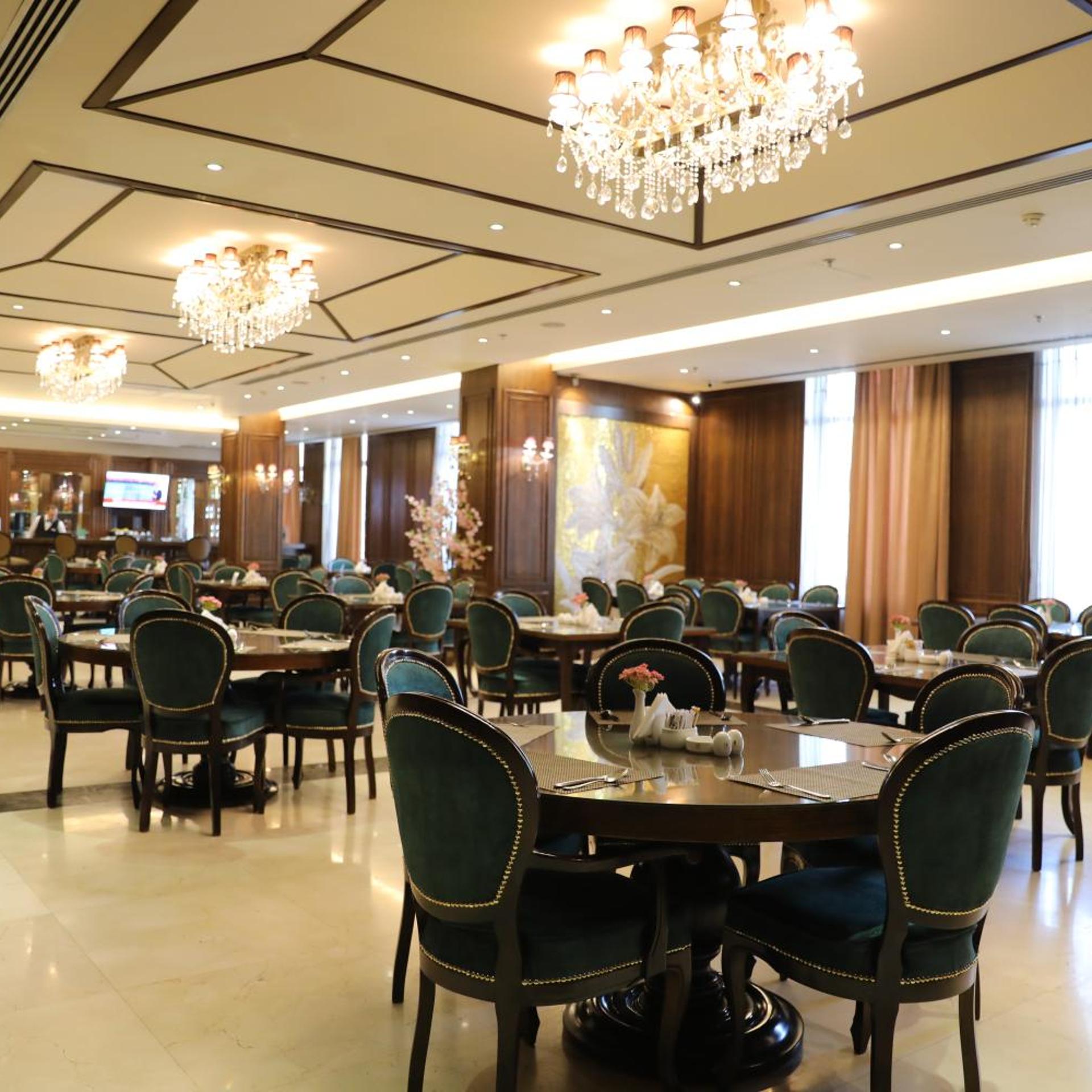 LA ROCHE HOTEL 45/53