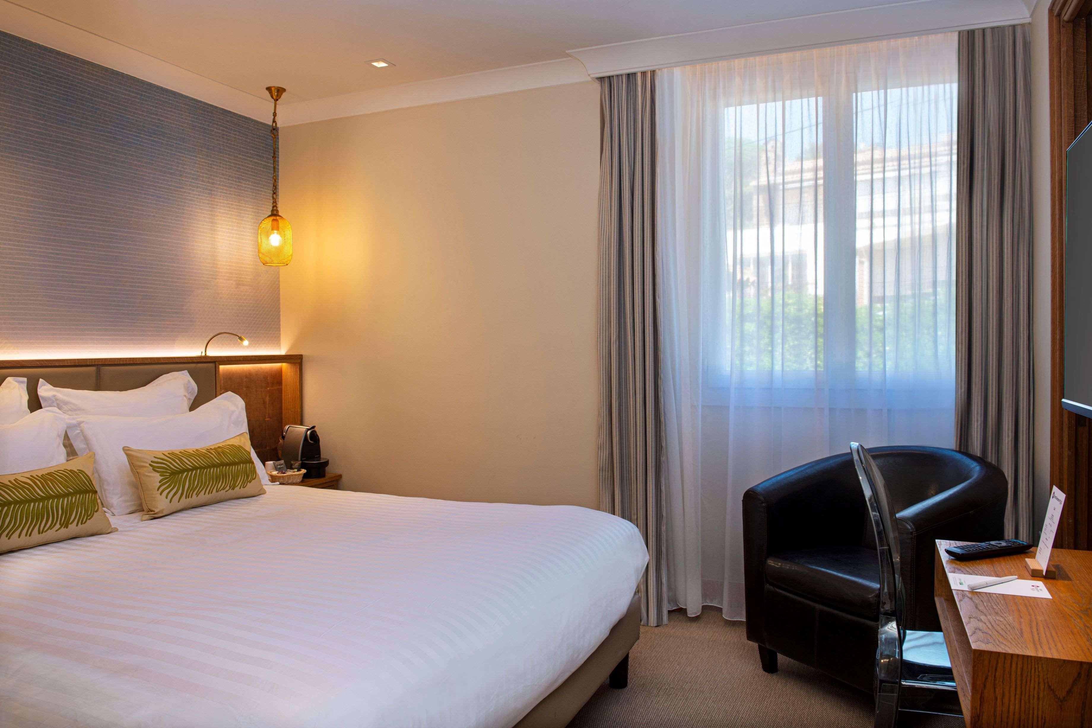 Classic, Queen Bed, Hillside View