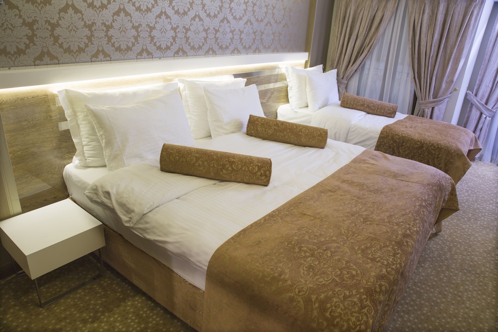 GOLDEN RAIN HOTEL 13/25