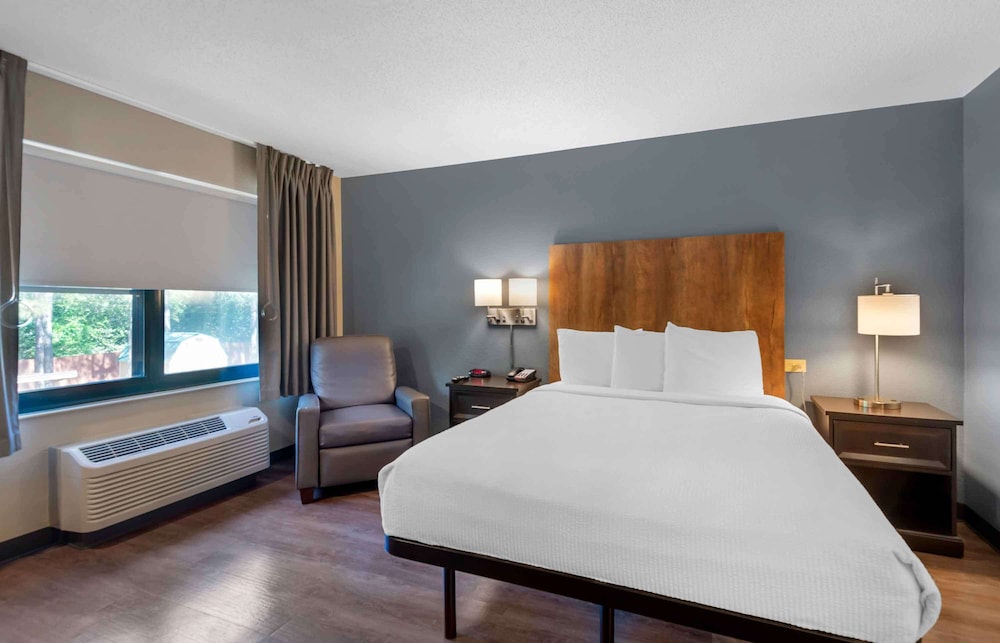 STUDIO, QUEEN BED