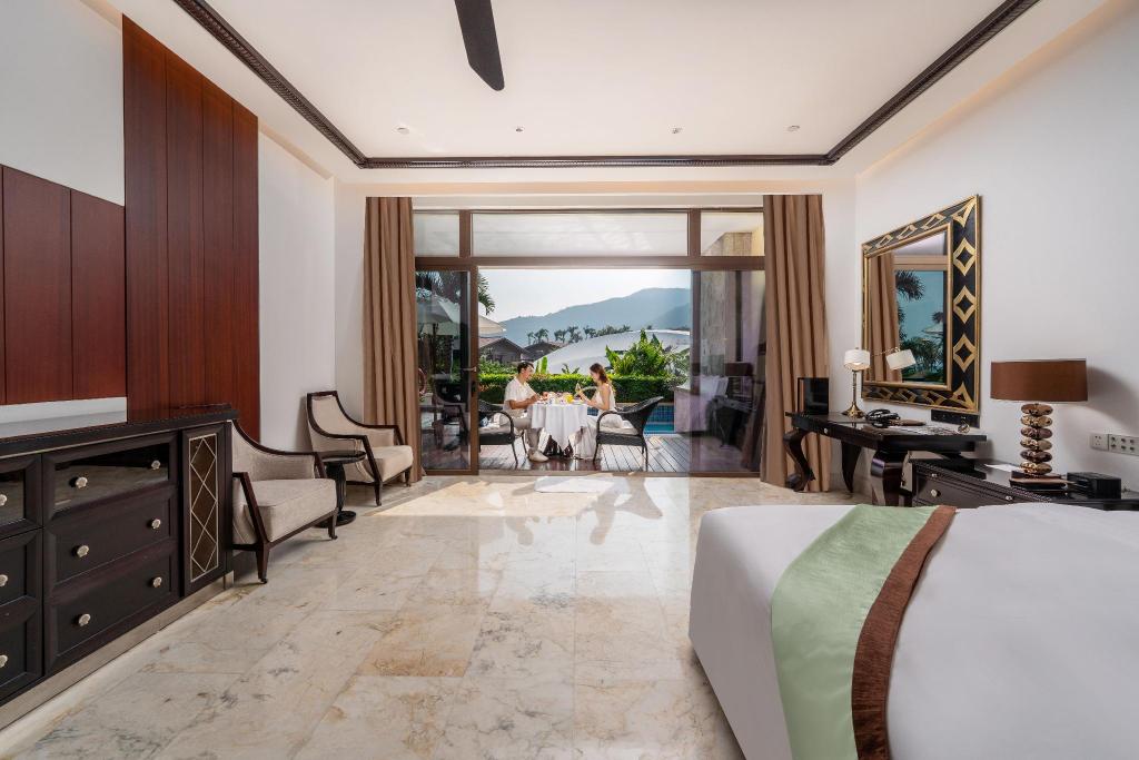 Lagoon, Guest Room, King Bed, Lagoon View, Balcony, Pool Access