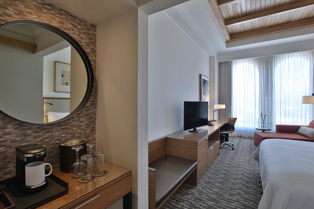 Classic, King Bed, Club Lounge Access, Club Floor, Accessible