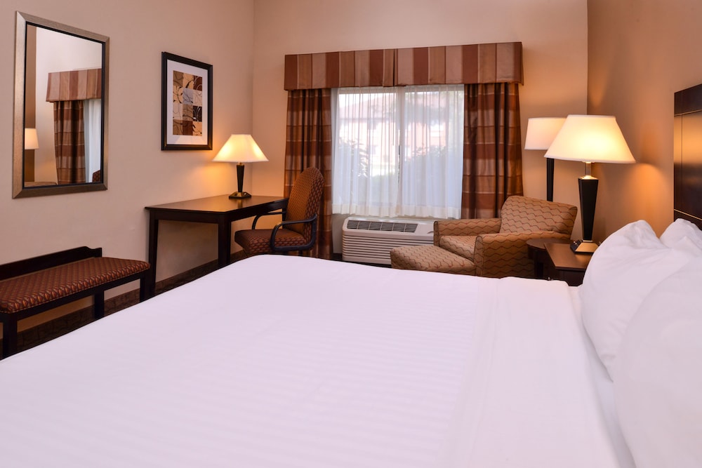 Holiday Inn Express Hotel And Suites Fairmont 18/64
