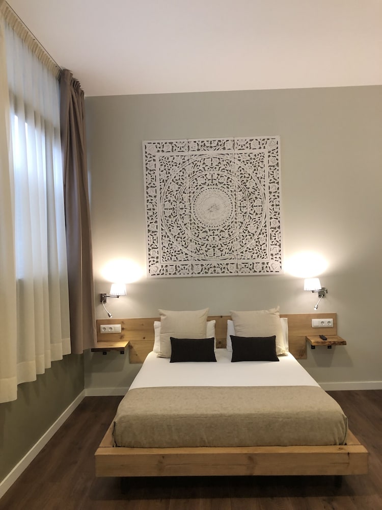 HOTEL RADHA 6/39