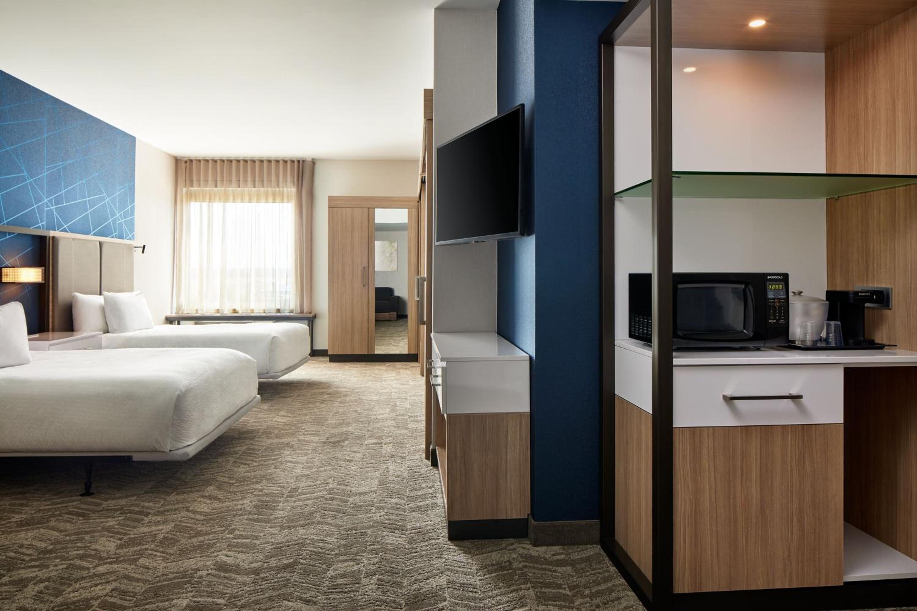 Suite, Queen Bed, Accessible