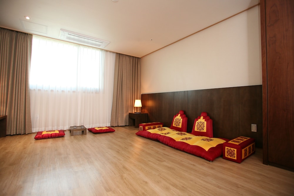 Hyunjin Tourist Hotel 40/72