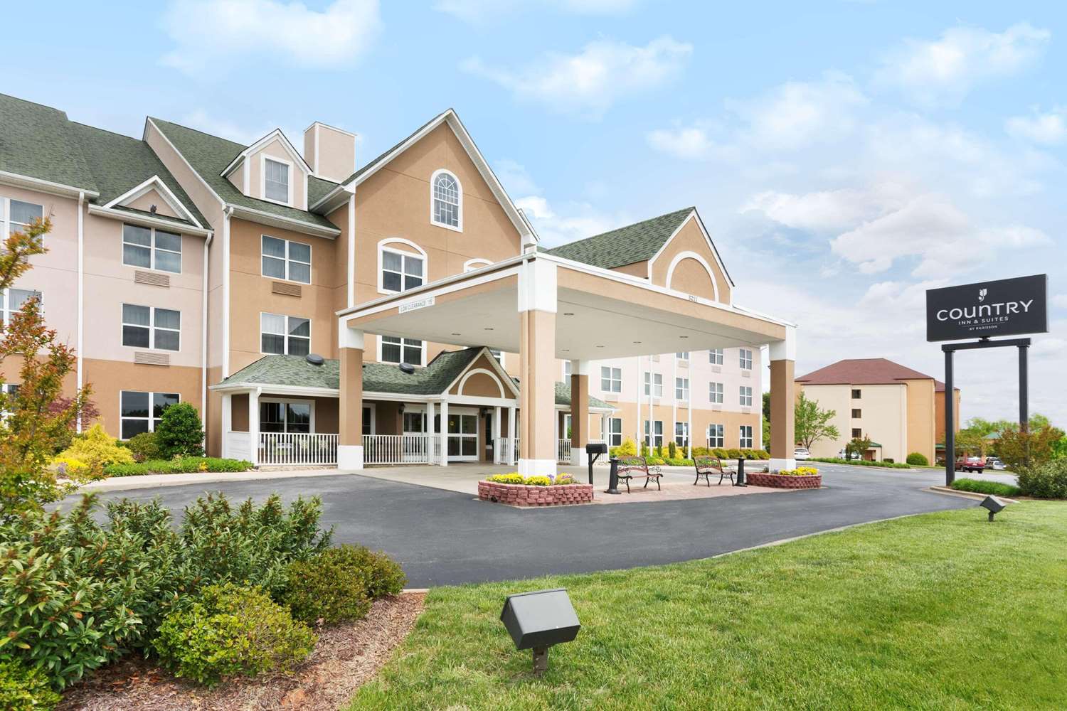 Country Inn & Suites by Radisson, Burlington (Elon), NC 18/19