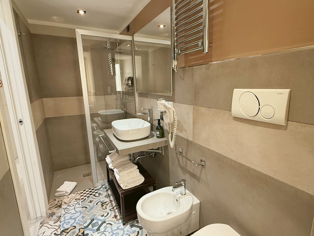 Romano, Comfort, Queen Bed، Fabio Massimo Guest House 6/8