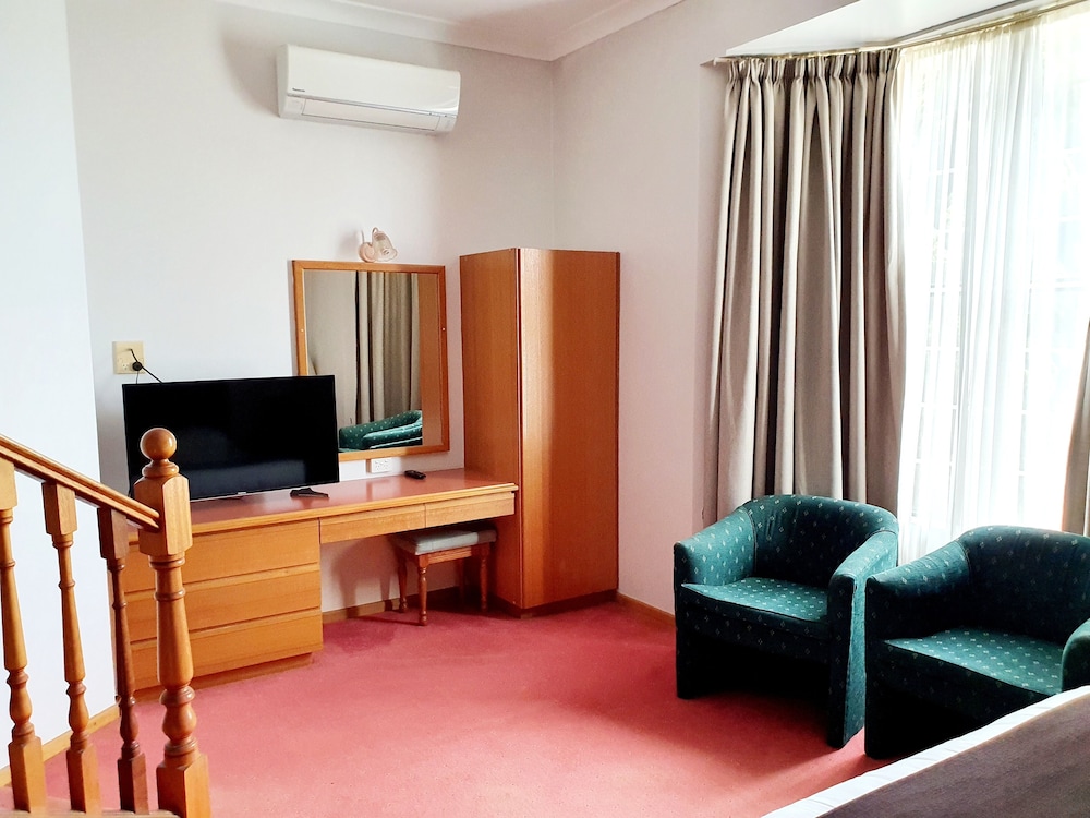 MCNEVIN'S WARWICK MOTEL 37/64