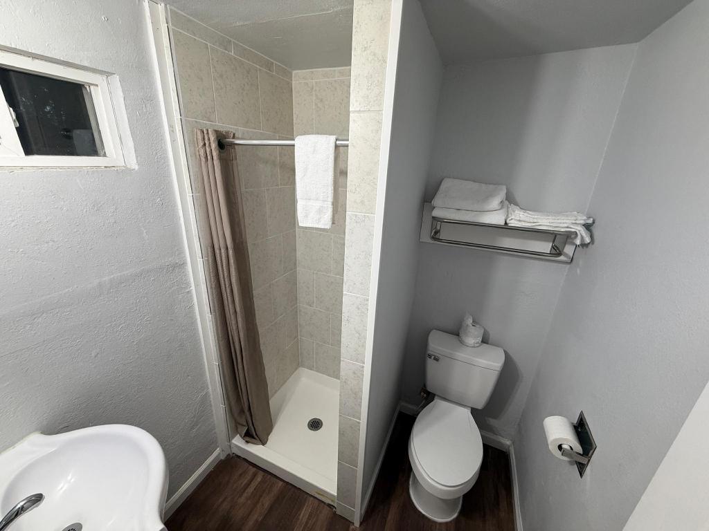جناح بسريرين مزدوجين بمطبخ صغير، Budget Inn Bend by OYO 5/6