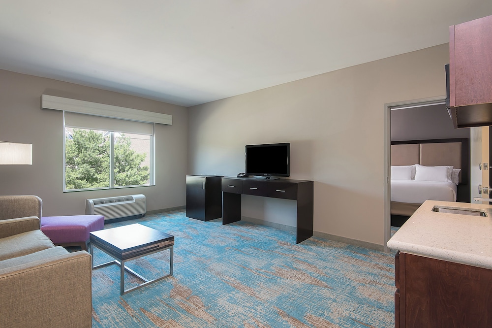 Holiday Inn Express and Suites Norwood Boston Area 34/40