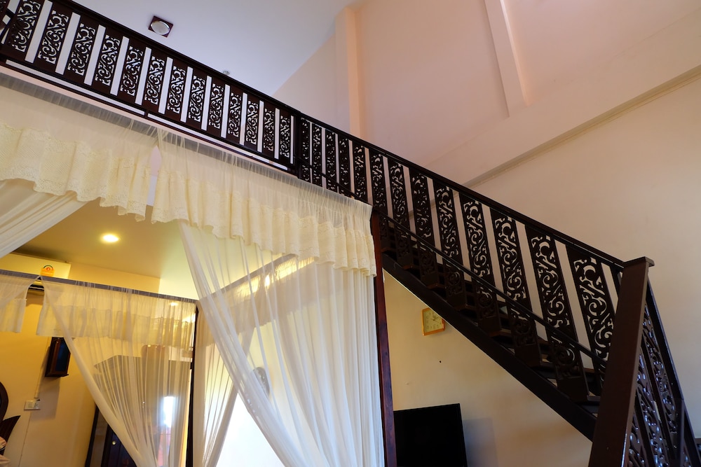 P Paradise Hotel 22/50
