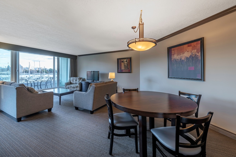 Victoria Regent Waterfront Hotel & Suites 64/86