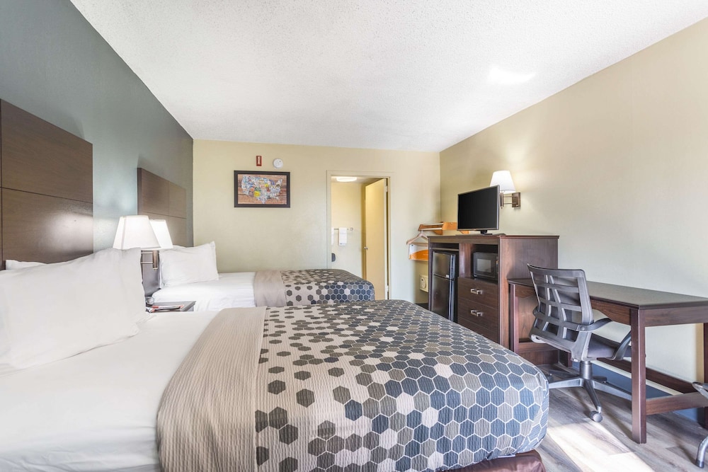 Room, 2 Double Beds, Accessible, Econo Lodge & Suites Clarksville near Governors Square Mall 3/6