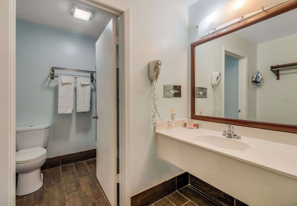 Econo Lodge Inn & Suites Fulton Rockport 38/41